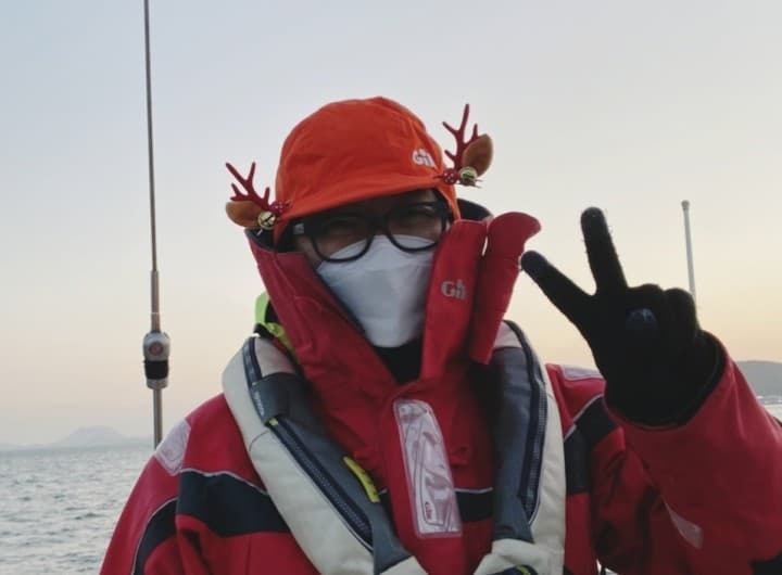 여수 밤바다 요트 크루즈 장면